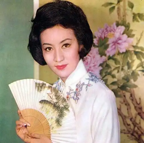 读书时就成了凤凰影业公司的演员,并改名朱虹.