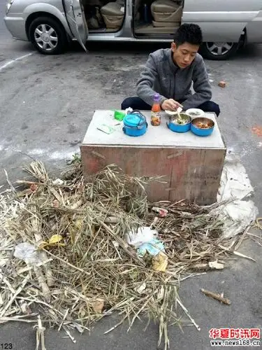娱乐   近日,张一山片场吃饭的一组照片曝光出来,镜头下近距离的展示