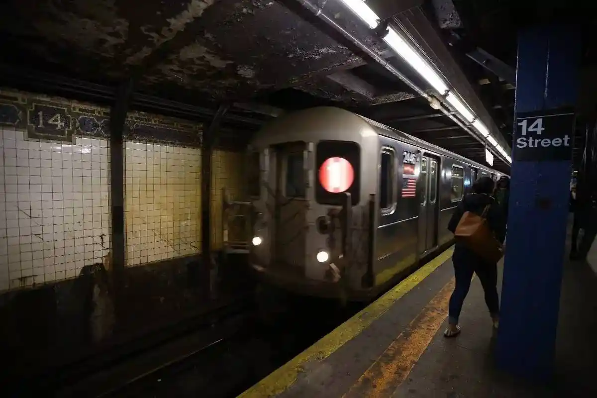 而 废弃的市政厅地铁站经过改造,成为纽约市最吸引人的地铁站.