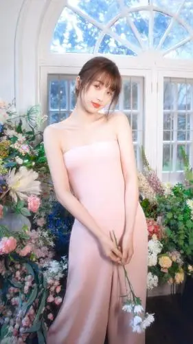 虞书欣粉色抹胸连体裤甜美诱人写真