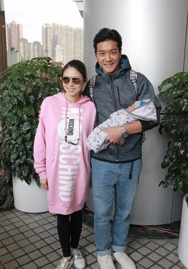 tvb艺人黎诺懿接产后的太太李洁莹出院.黎诺懿抱着小baby,难掩喜悦.
