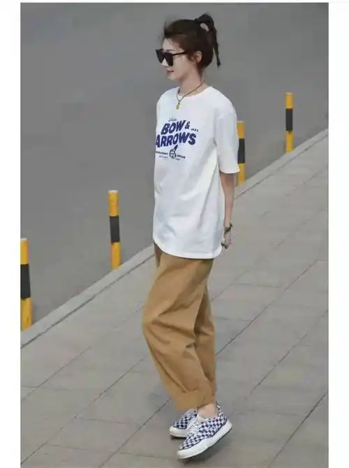 这条舒适的搭配,上衣是白色的略宽松t恤衫,蓝色的字母印花配色很清爽