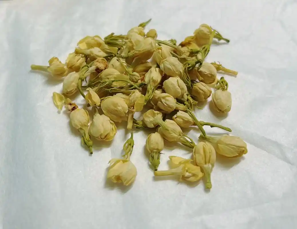 古诗文中的中草药.【茉莉】 宋代叶廷珏《茉莉》中有云:"麝脑 - 抖音