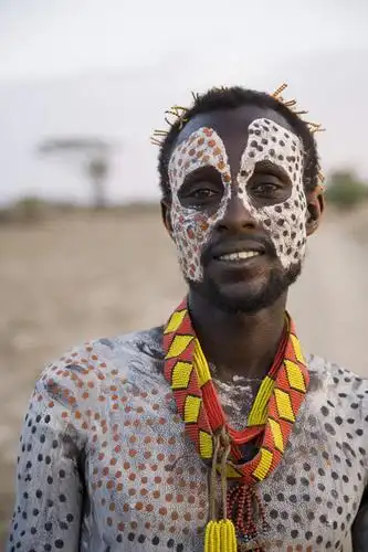 笑,微笑,露齿笑,竖图,室外,特写,白天,正面,绘画,骄傲,植物,欧洲,非洲