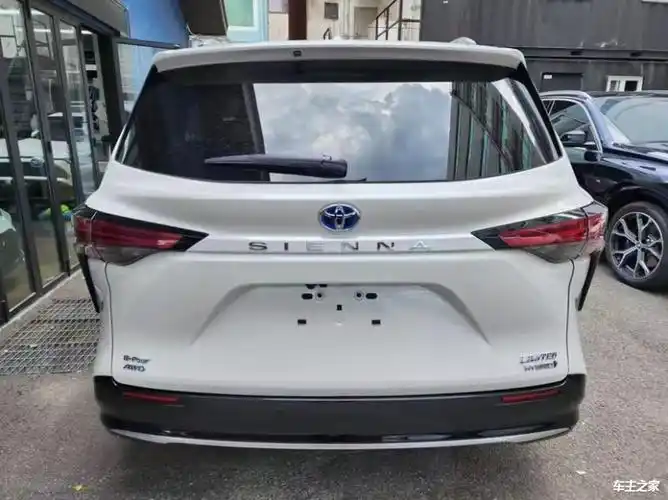 而且照明效果特别出色,醒目的蓝色丰田iogo,标明了新款塞纳的混动车型