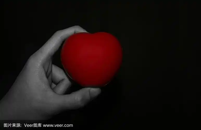 黑白手握红心在黑色背景