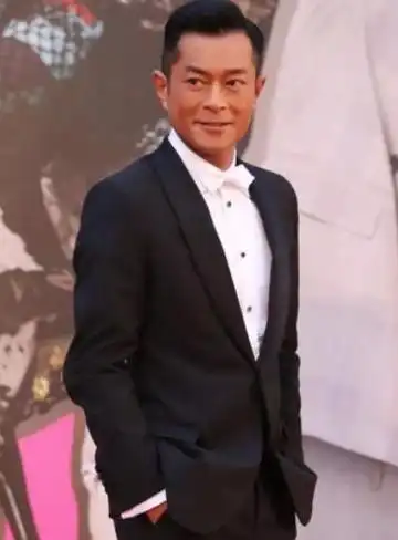 古天乐一直在努力改变自己的形象,他不再满足于被视为"花瓶",而是希望