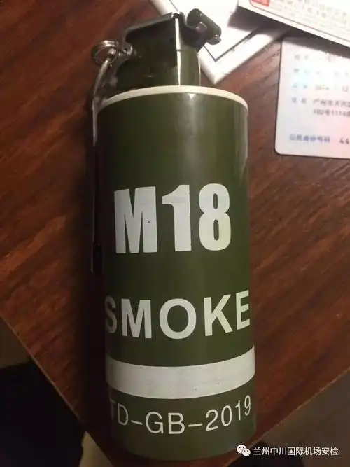 确认物品为拉发式烟雾弹经开包检查岗位人员立即启动预案发现一名旅客