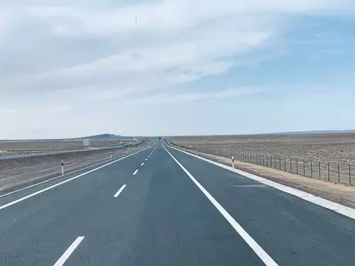 戈壁滩上的高速路.