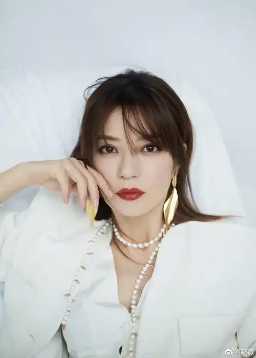 赵薇转身幕后力捧张哲瀚?狂掷1亿为女儿购豪宅?_黄有龙