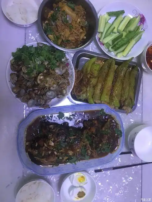 大桌子美食全部做好,接下来就准备开吃了.
