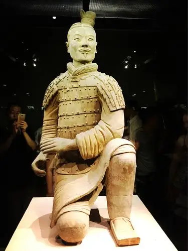 这是跪射俑,是现在保存最完好的兵马俑了,因为跪着的,所以不容易