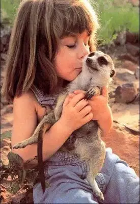 名叫蒂皮·德格雷的女孩,1990年出生在非洲的纳米比亚,在非洲丛林长大