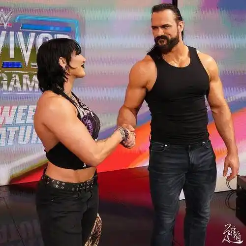 霞姐坐实"伤人李"人设,德鲁已加入wwe审判日组合?