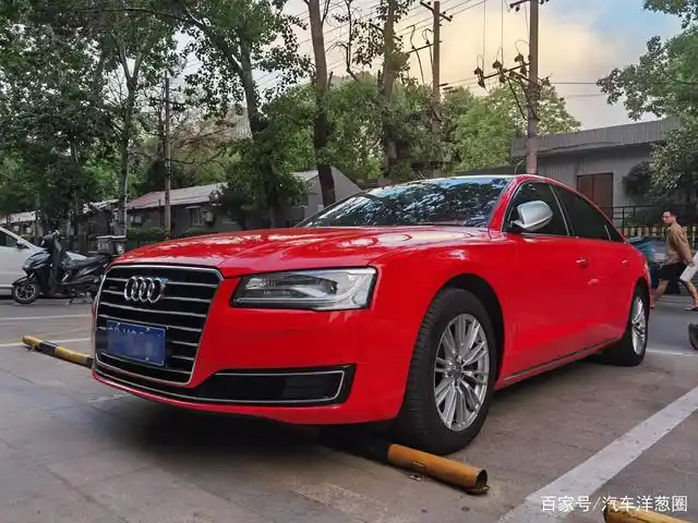 这台大红色的奥迪a8l 看起来一点不落伍