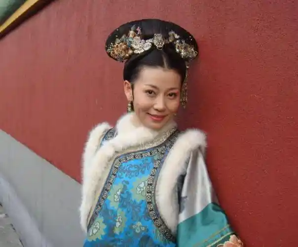 原创还记得甄嬛传的齐妃吗近照打扮精致儿子帅成韩欧巴