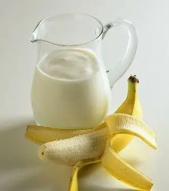 香蕉去皮,然后与纯牛奶(或乳清分离蛋白)一起放入榨汁机搅拌即可饮用