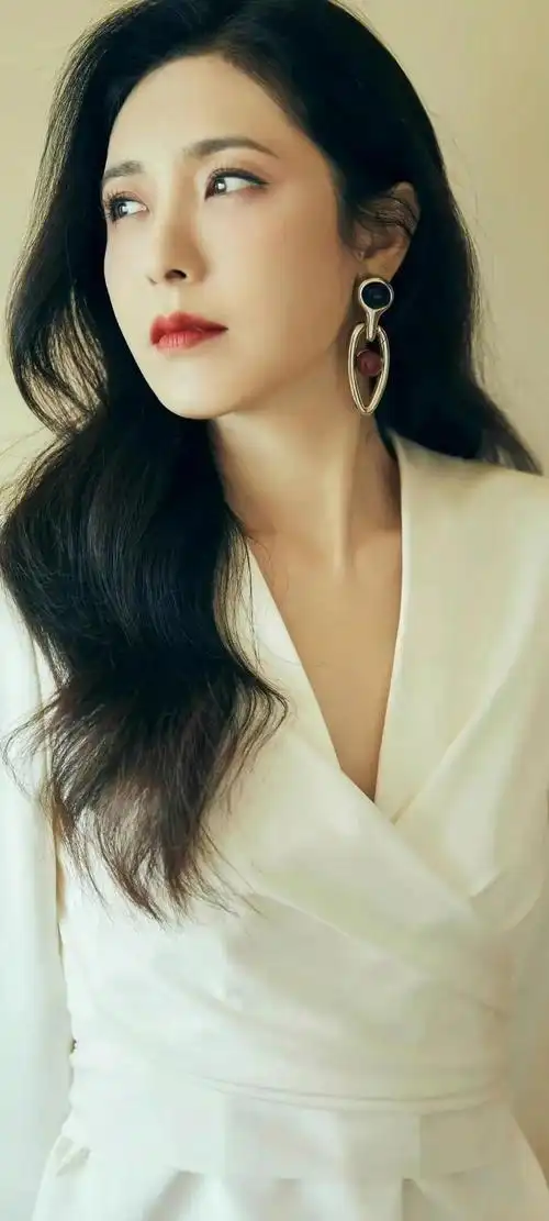 中戏两百年一遇的美女(朋友称其不上镜的曾黎到底有多美)