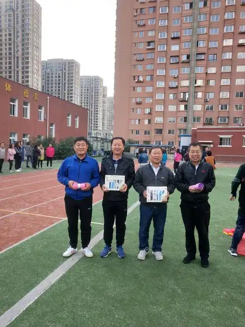 写美篇9月30日下午三点,喜迎国庆节,本溪市朝鲜族中学进行了教师趣味