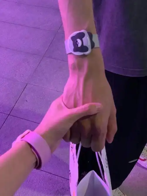 发朋友圈真实牵手照片,2022发朋友圈晒闺蜜照片的唯美文案句子(牵手)