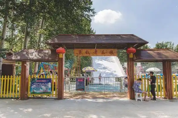 我是爱旅行爱分享的神乐酱,今天我们一起走进北京朝阳公园勇敢者乐园.