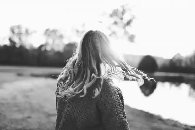 伤感孤独少女背影唯美意境写真,高清壁纸,图片,时光记忆-回车桌面