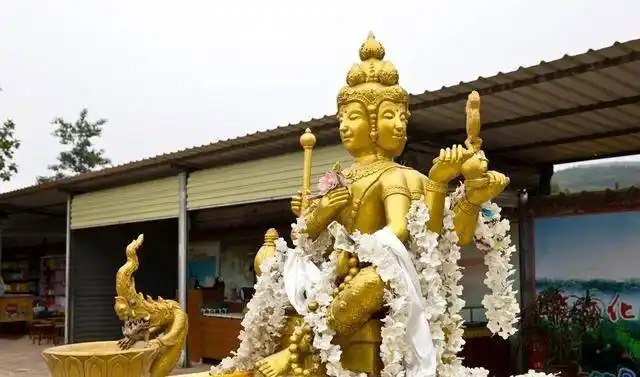 原创造型呈坐佛形的傣王朝皇家寺院景飘佛寺佛像庄重气势恢宏