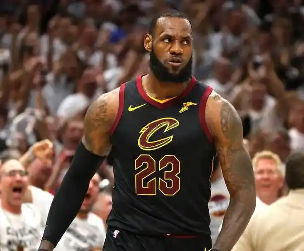 詹姆斯回归骑士?布朗尼表态,湖人考验重重