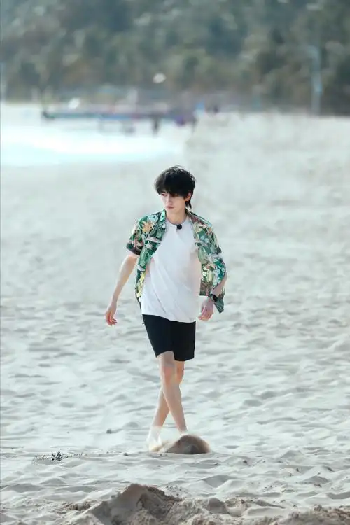 宋亚轩被埋在沙滩里##时代少年团今日海边路透##宋亚轩我们的客栈