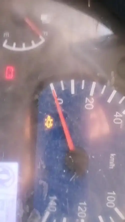 天锦货车仪表盘上有个黄灯一直亮请问一下啥原因?