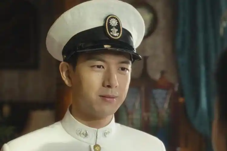 星辰璀璨时分》:女配角表现卓越 星辰璀璨时分》中,李现身着白色军装