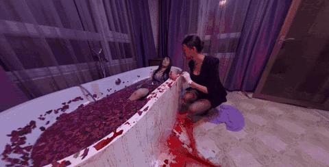 某高档小区发现一裸体女尸,在浴缸中离奇死亡,且身体表面无致命伤痕