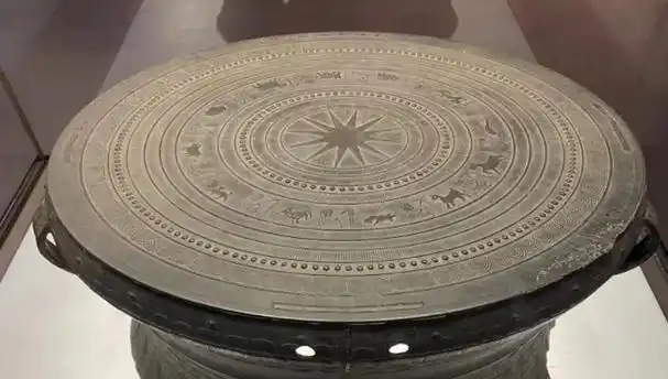 带有纹饰的壮族铜鼓鼓面.孔静 陈捷 摄