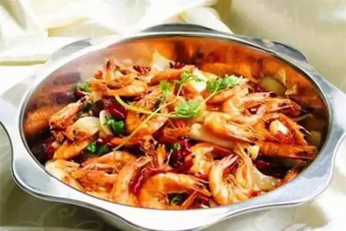 湘菜十大招牌菜,长沙麻辣子鸡第一: 1,麻辣子鸡 2,飘香鲫鱼 3,臭鳜鱼