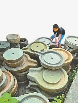 如何辨别石磨的使用年限,有经验的农户说,石磨在使用过程中,磨齿