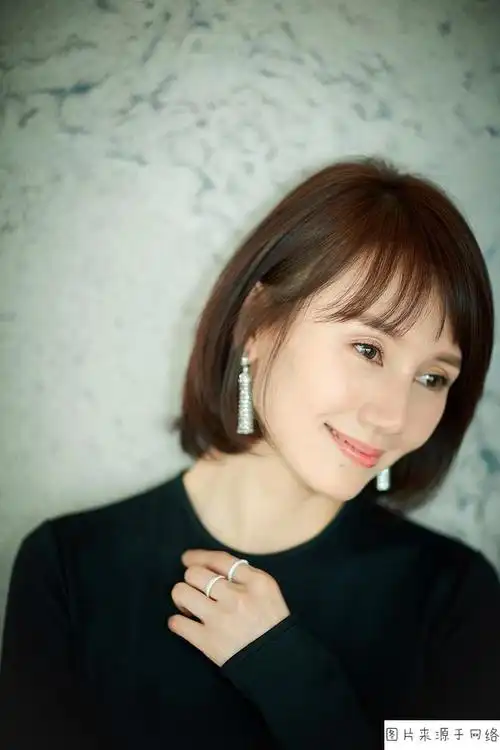 短发女生怎么穿更显年轻有气质?