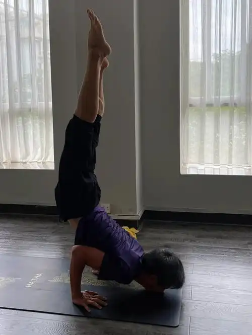 yoga下巴倒立