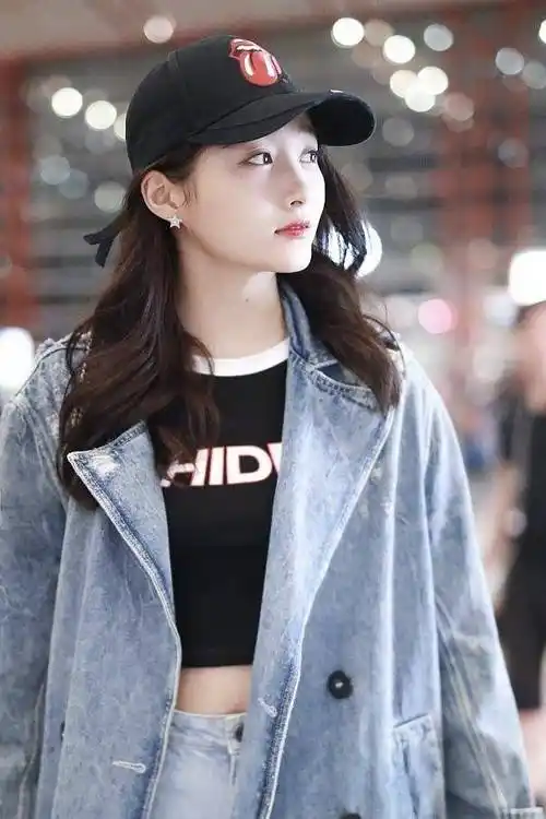 原创关晓彤身材好任性穿这么烂的牛仔裤搭配牛仔大衣却意外时髦