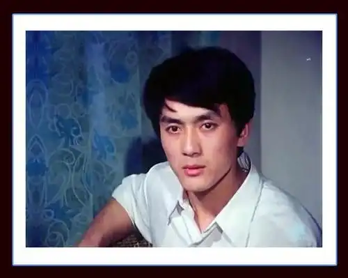 他是傅艺伟前夫,80年代清秀帅哥,曾与倪萍组cp,如今成功做导演!