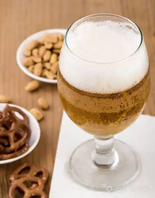 在木桌上的啤酒