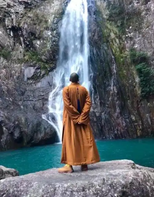 80后中国最帅和尚火了29岁放弃铁饭碗拒绝富婆求爱走红后却引巨大争议