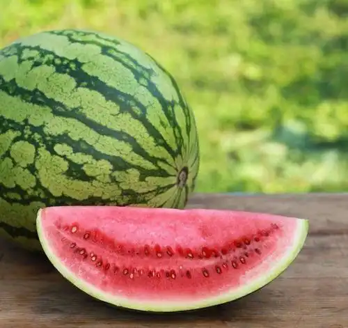 夏季吃西瓜好处多多有四种人不能吃告诉您身边的人吧