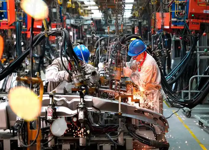 工人在焊装生产线作业