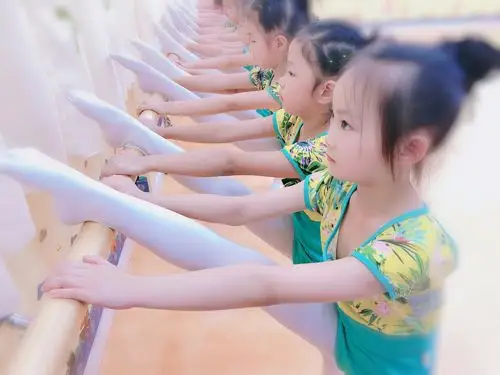 压压腿,把腿压的长长的