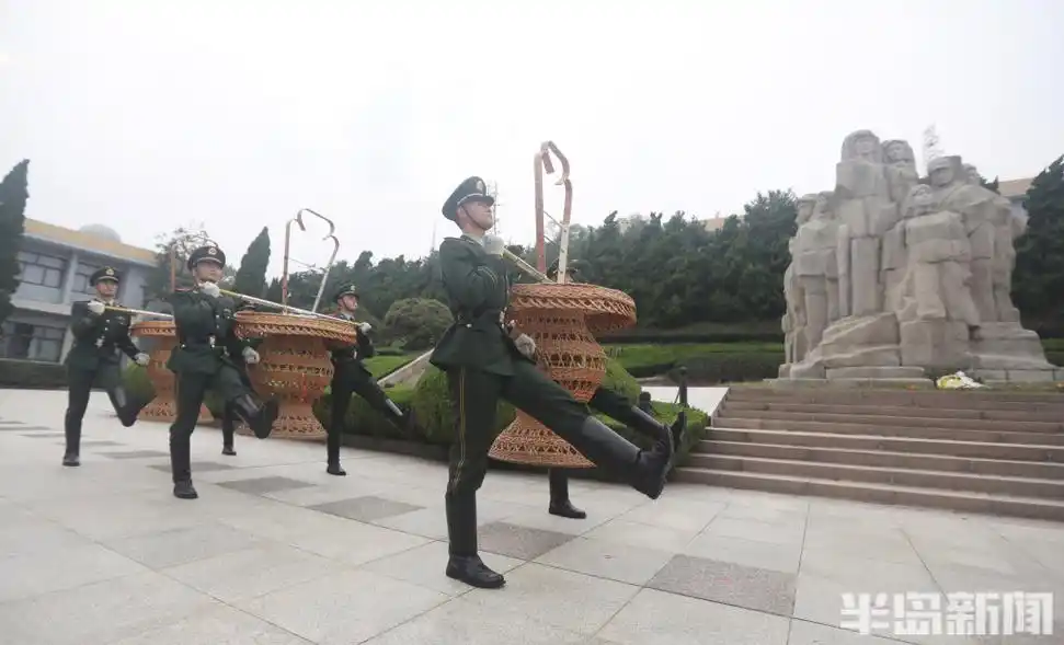 手握哑铃分毫不差记者直击青岛武警礼兵演练现场