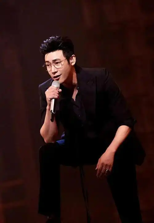 在《没时间后悔》演出中,陆毅身着黑色西装,戴着金丝眼镜,展现了雅痞
