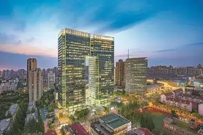 视觉中国供图金虹桥是继上海恒隆广场,上海国金中心后,上海第三幢百亿