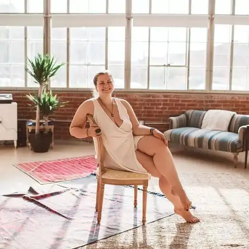 女人小美为貌体,中美为修寂,大美为心净大美的达娜不仅通过瑜珈获得了