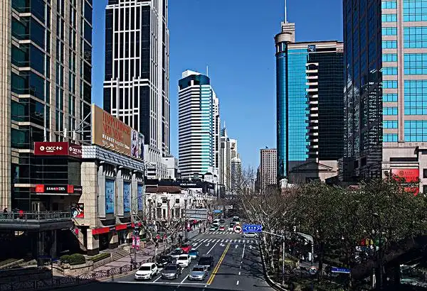 上海淮海中路新貌(淮海中路重庆路口东望)