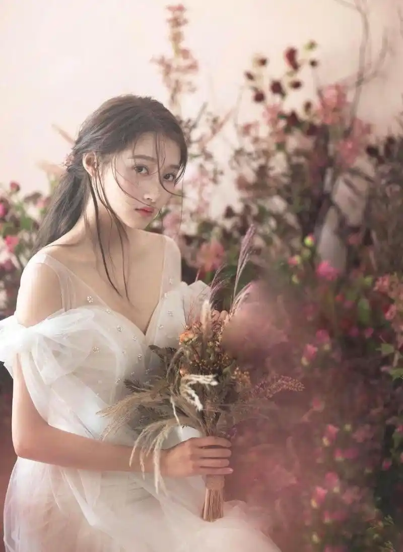 在拍摄代言写真的时候,关晓彤就穿了一次婚纱,当时关晓彤手上拿着一束